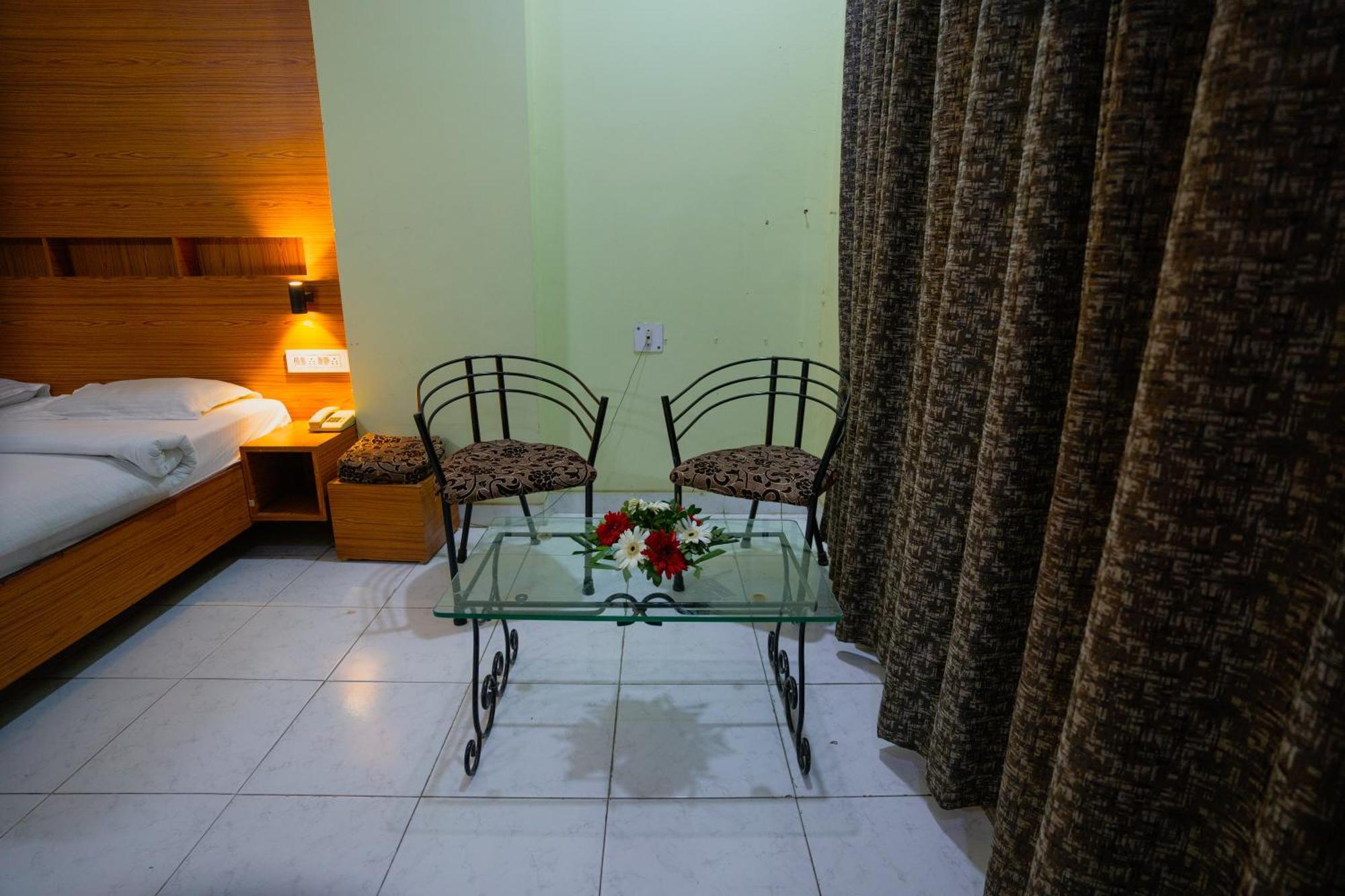 Hotel Girdhar Mahal Indore Esterno foto