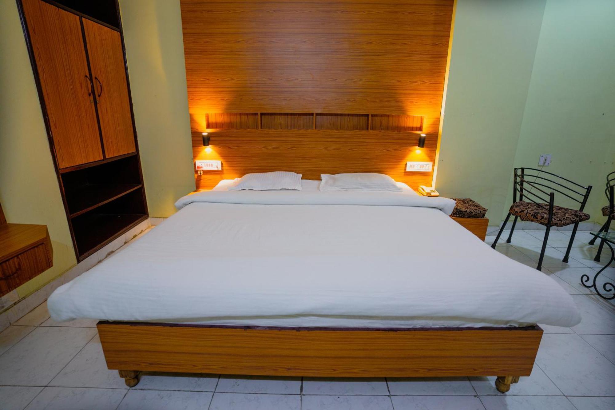 Hotel Girdhar Mahal Indore Esterno foto