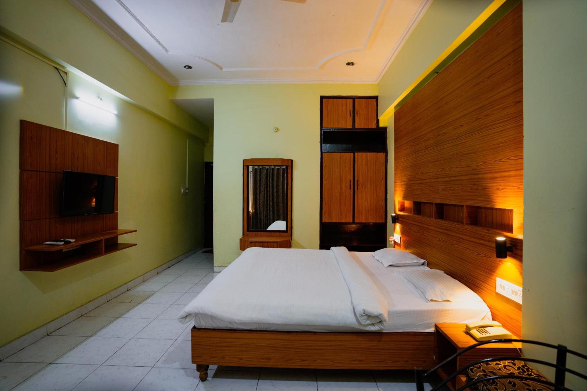 Hotel Girdhar Mahal Indore Esterno foto