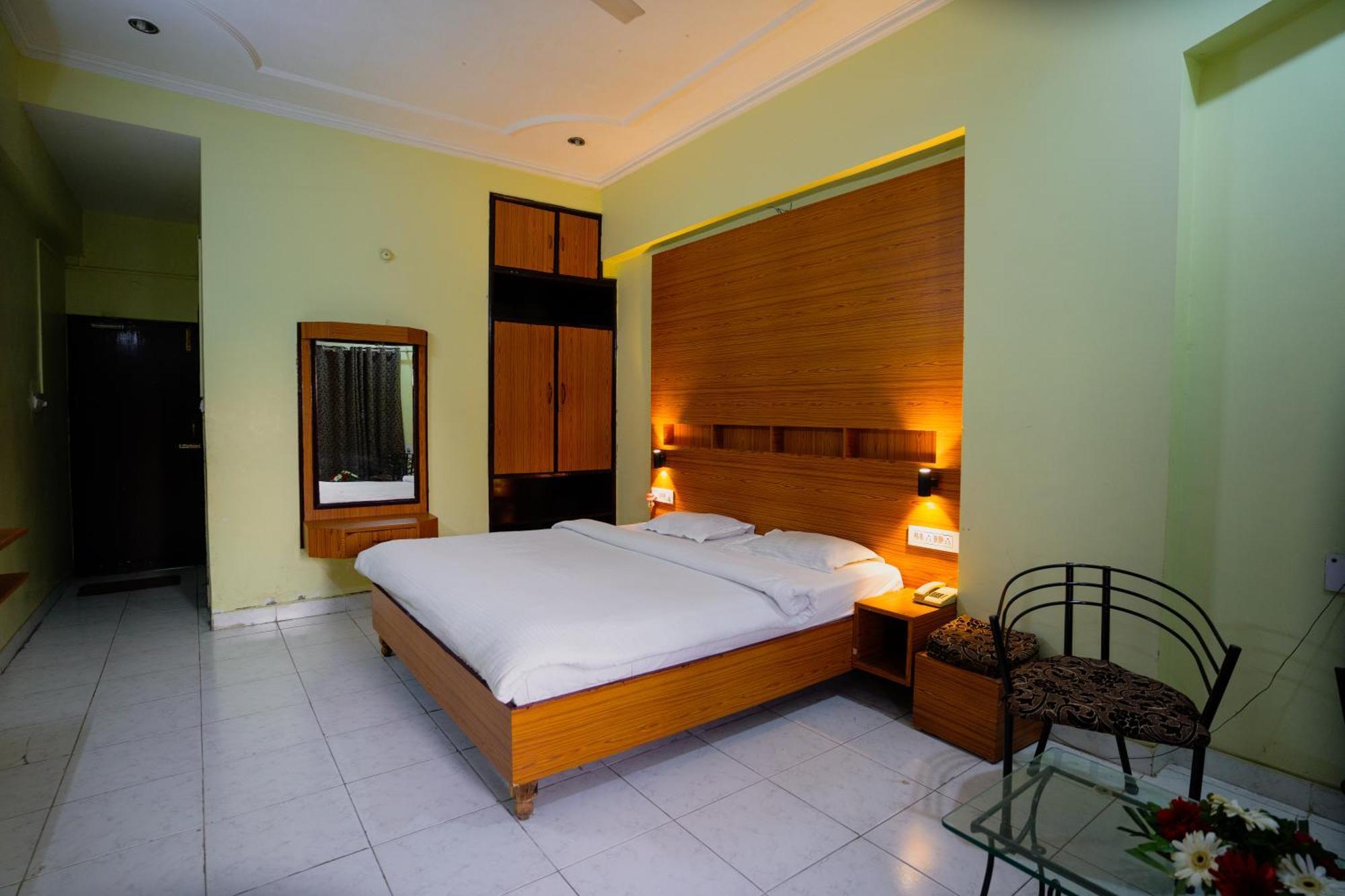 Hotel Girdhar Mahal Indore Esterno foto