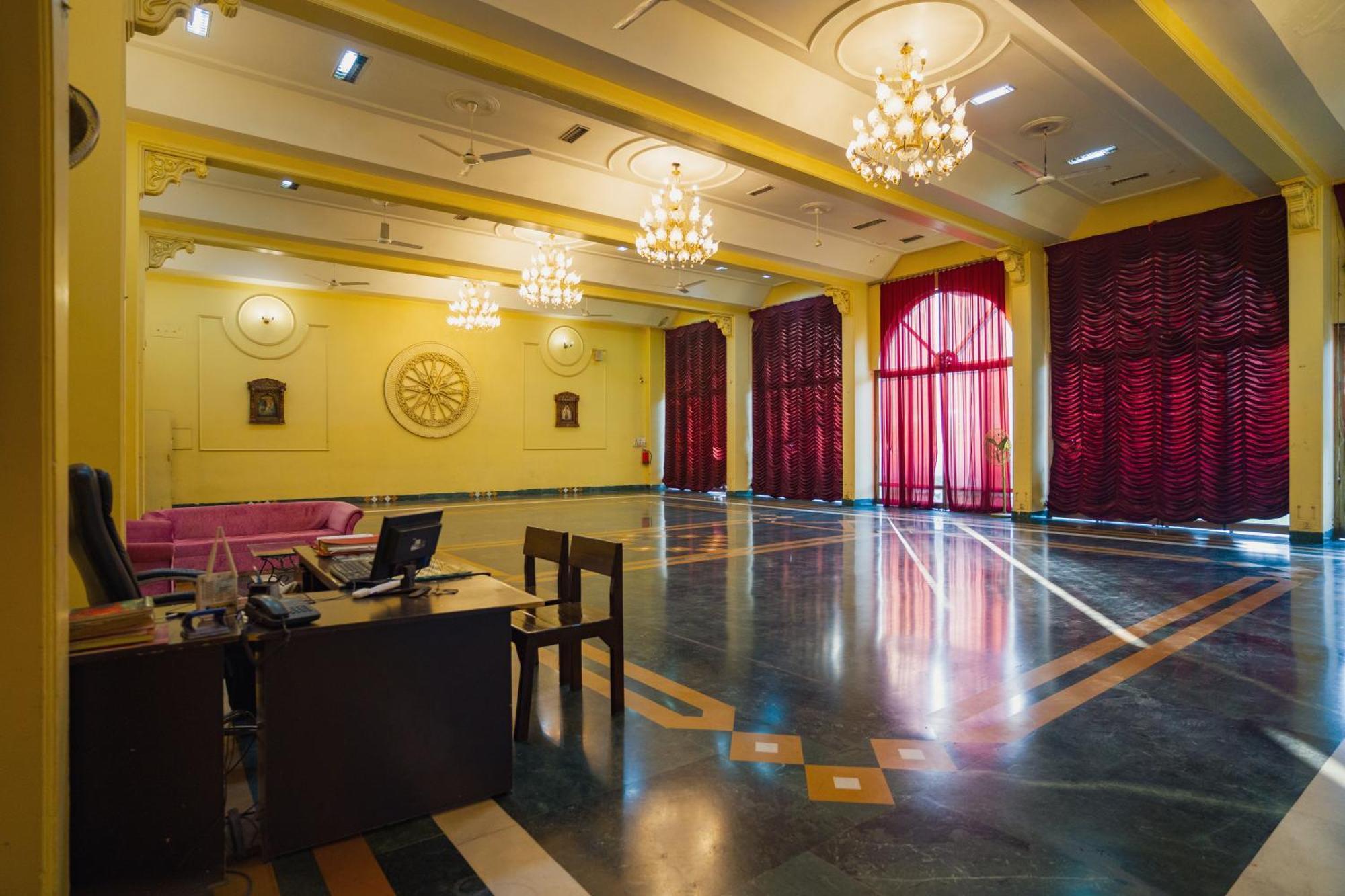 Hotel Girdhar Mahal Indore Esterno foto