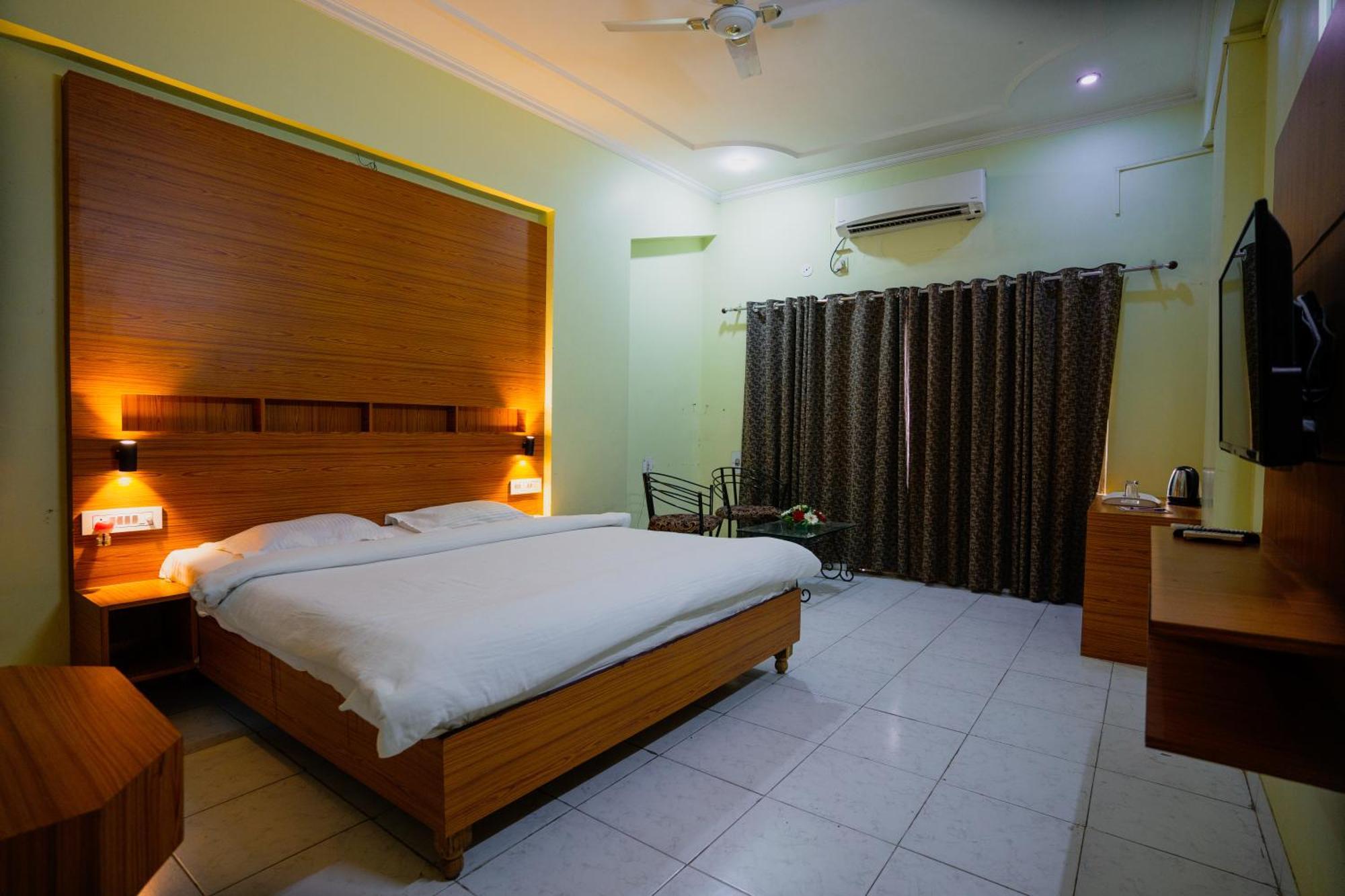 Hotel Girdhar Mahal Indore Esterno foto