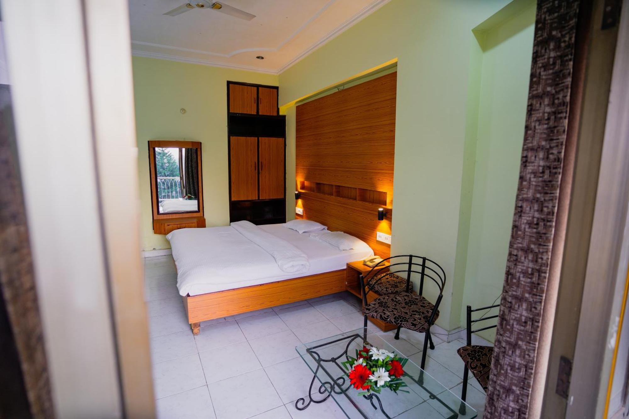 Hotel Girdhar Mahal Indore Esterno foto