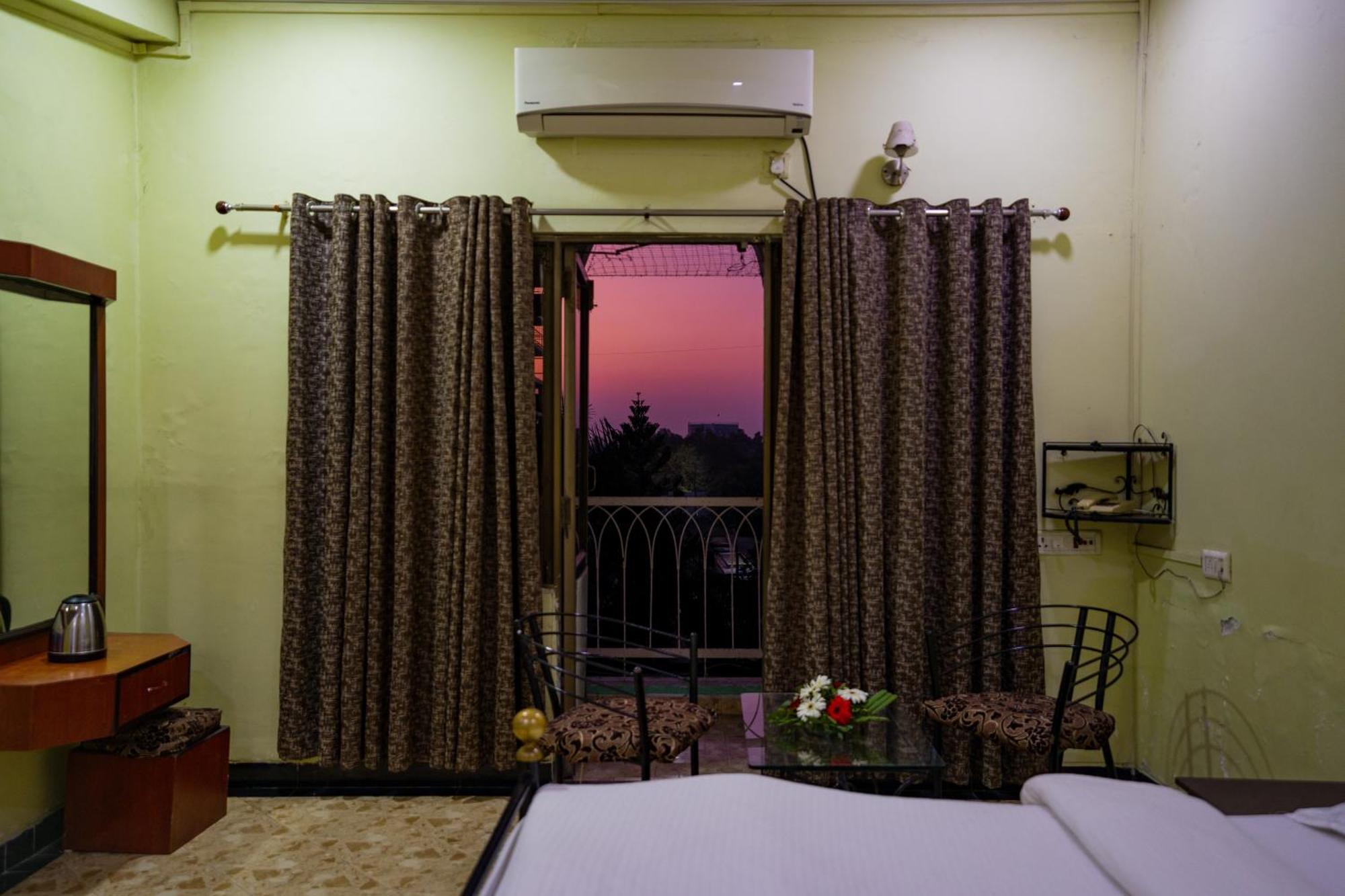 Hotel Girdhar Mahal Indore Esterno foto