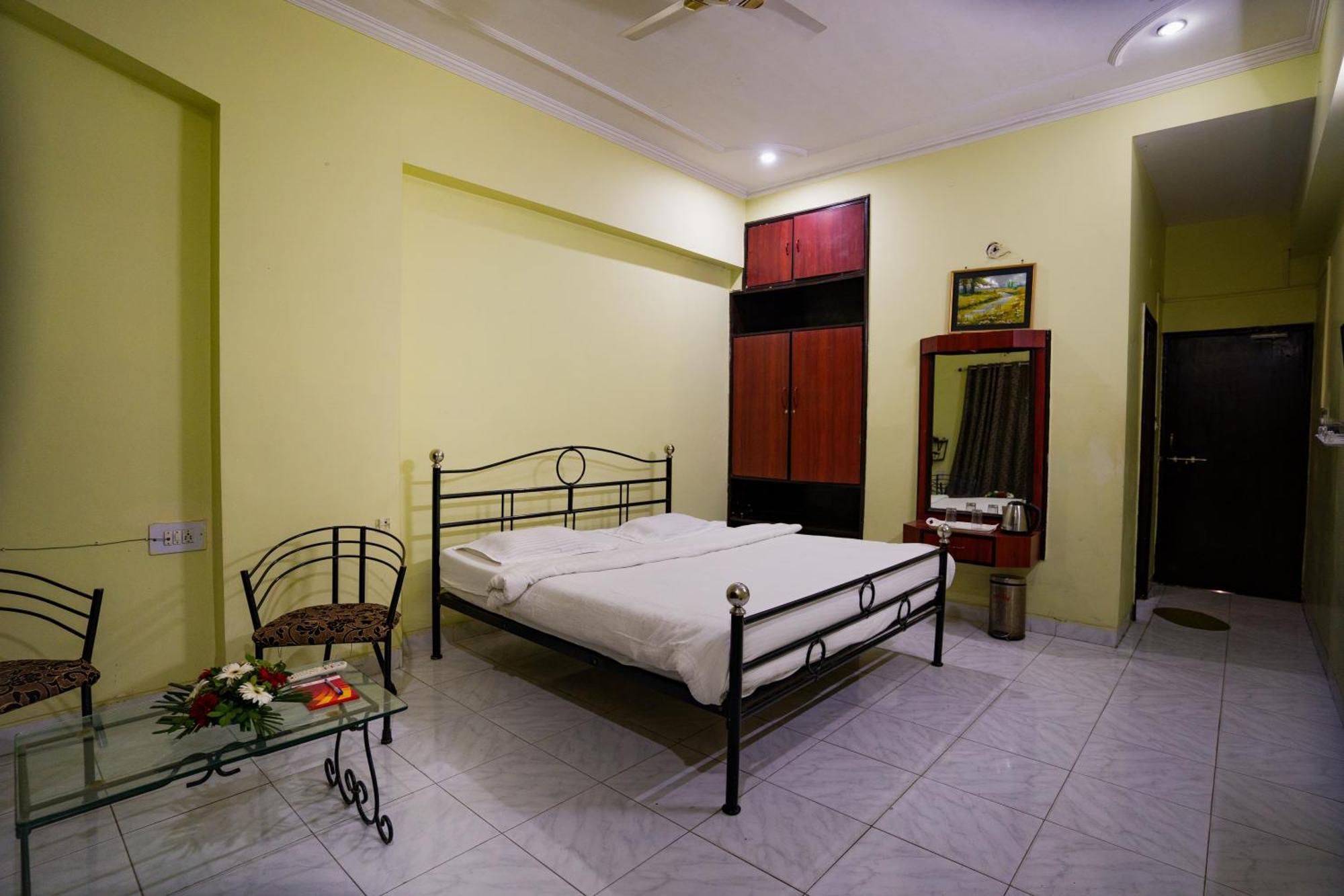 Hotel Girdhar Mahal Indore Esterno foto