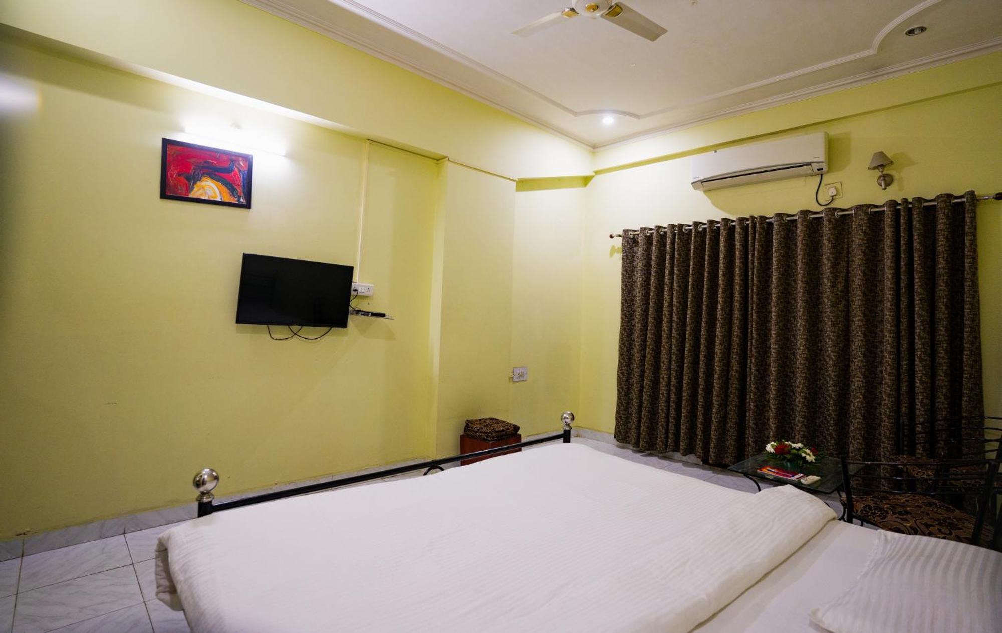 Hotel Girdhar Mahal Indore Esterno foto