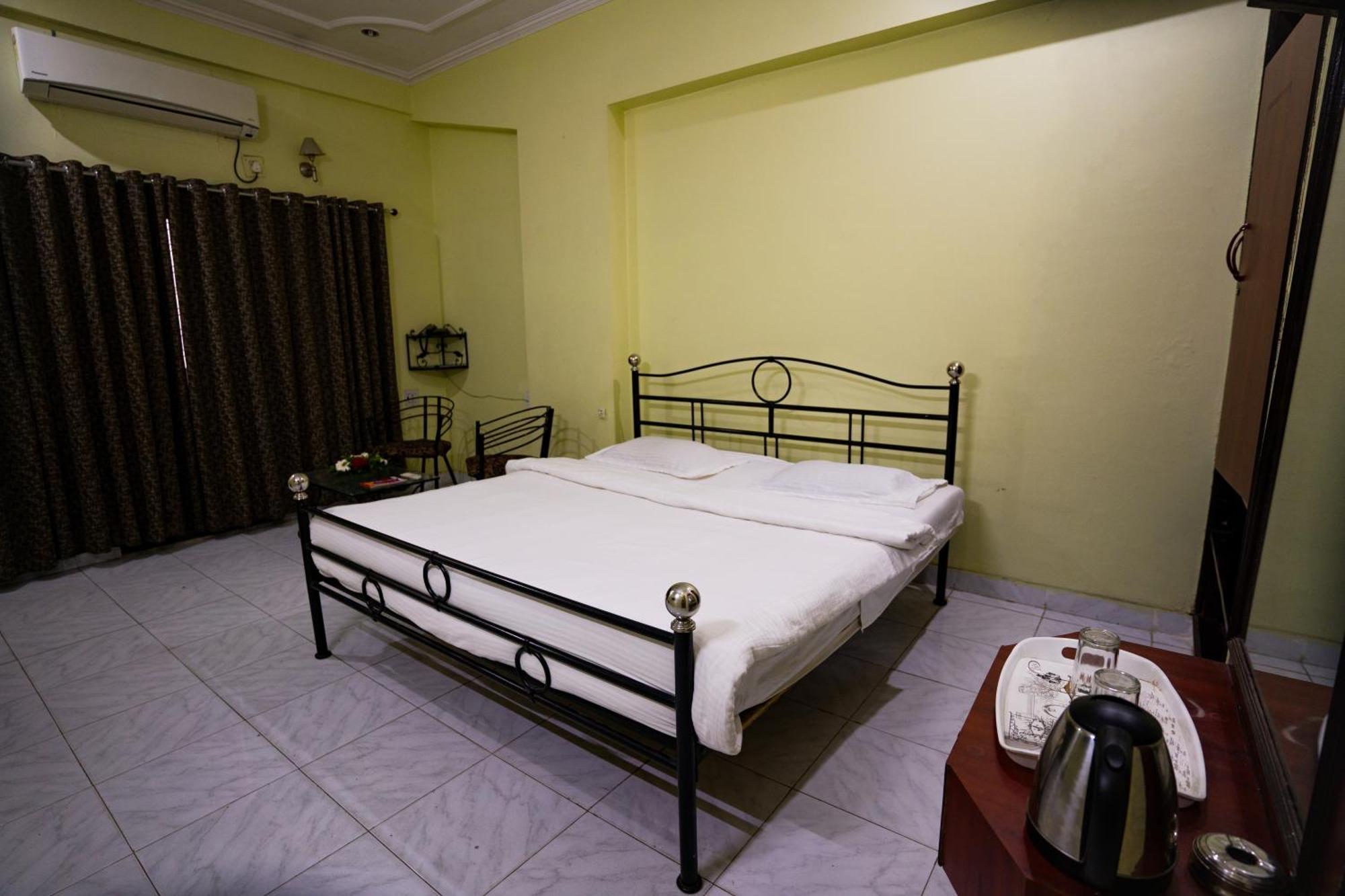 Hotel Girdhar Mahal Indore Esterno foto