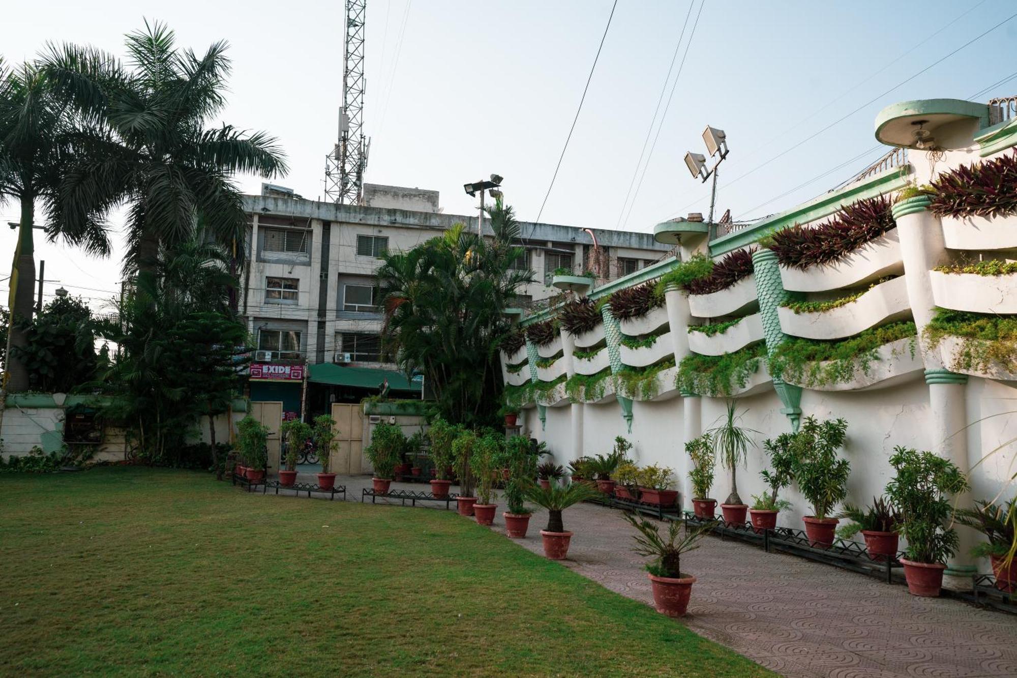 Hotel Girdhar Mahal Indore Esterno foto